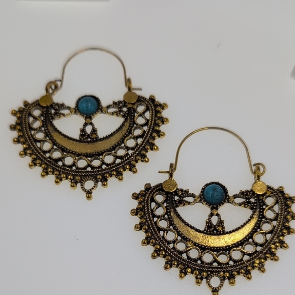 Elegant Gold and Black Earrings Set - Picture 2 of 7
